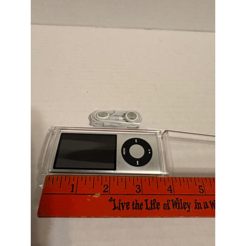 Apple iPod nano 5th Gen 8GB Silver MP3 Player A1320 PC535LL/A Case & Earbuds - Picture 5 of 6